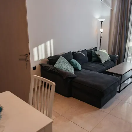 Panorama + Free Street Parking Apartment
