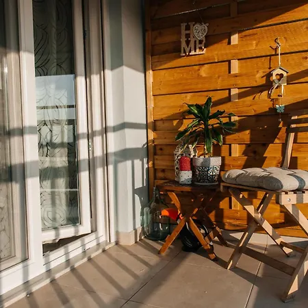 Panorama + Free Street Parking Apartment