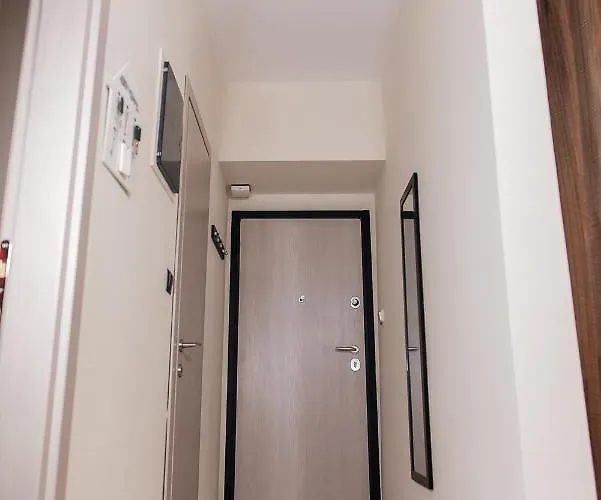 Apartment Panorama + Free Street Parking *