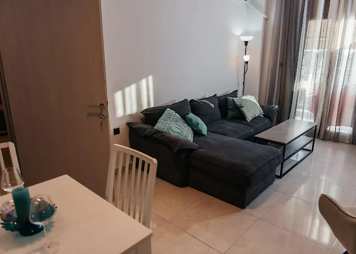 Panorama + Free Street Parking Apartment