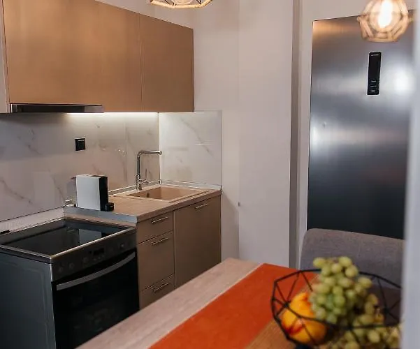 Panorama + Free Street Parking Apartment